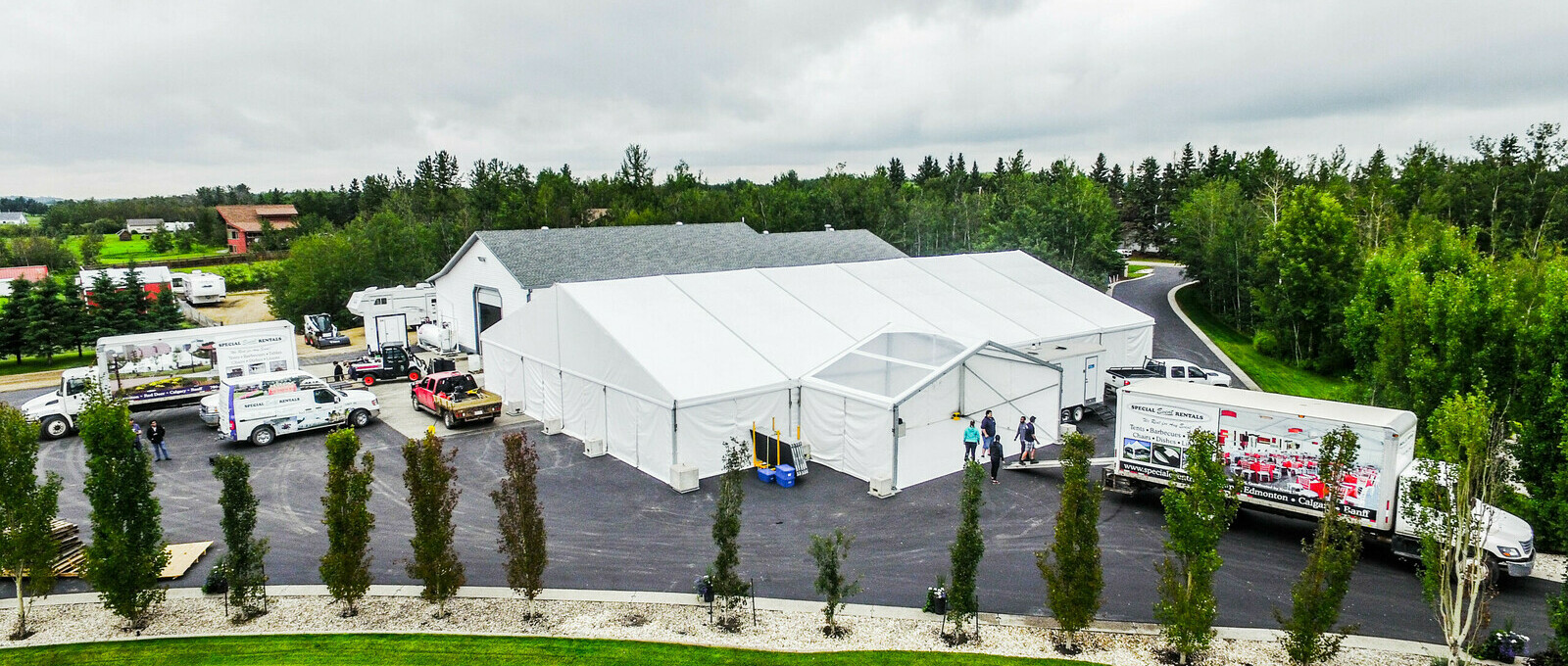 Special Event Rentals - Edmonton sets up outdoor tent wedding in Leduc County